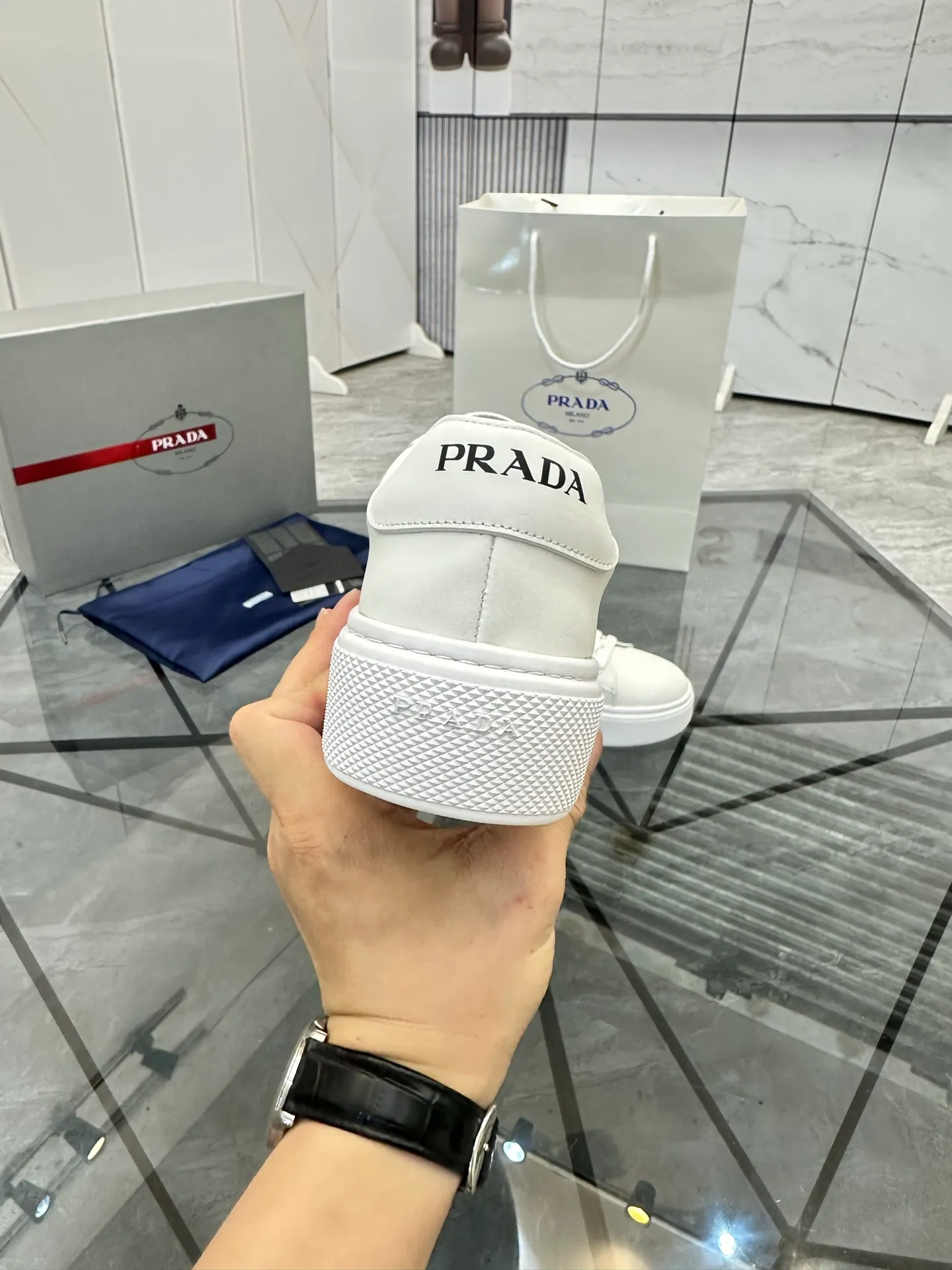Men's shoes for sale💰: 💰P500¥ High-end top quality Product trademark: Prada * "Prada*" low-top casual shoes Regular size: 35-45 (can be customized to 46) Couple style Product materials: imported first-layer cowhide leather upper, water-dyed sheep lining, original outsole. No.: H201